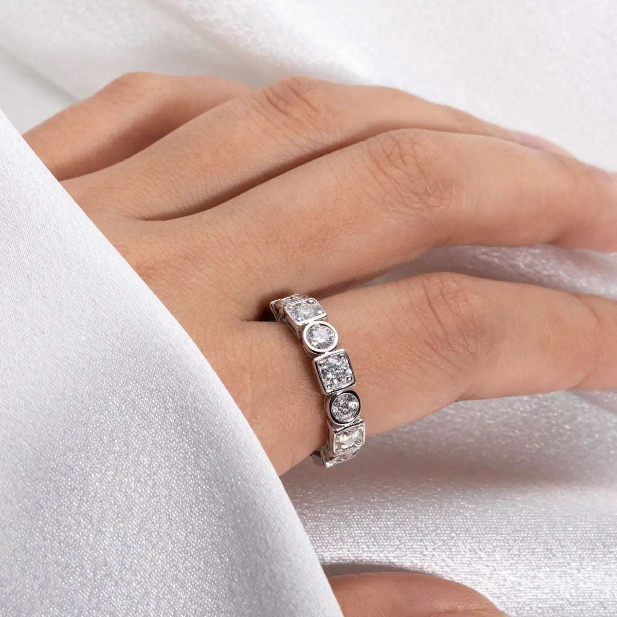 Moissanite Women's S925 Sterling Silver Single Row Diamond Ring - Bodycouturee